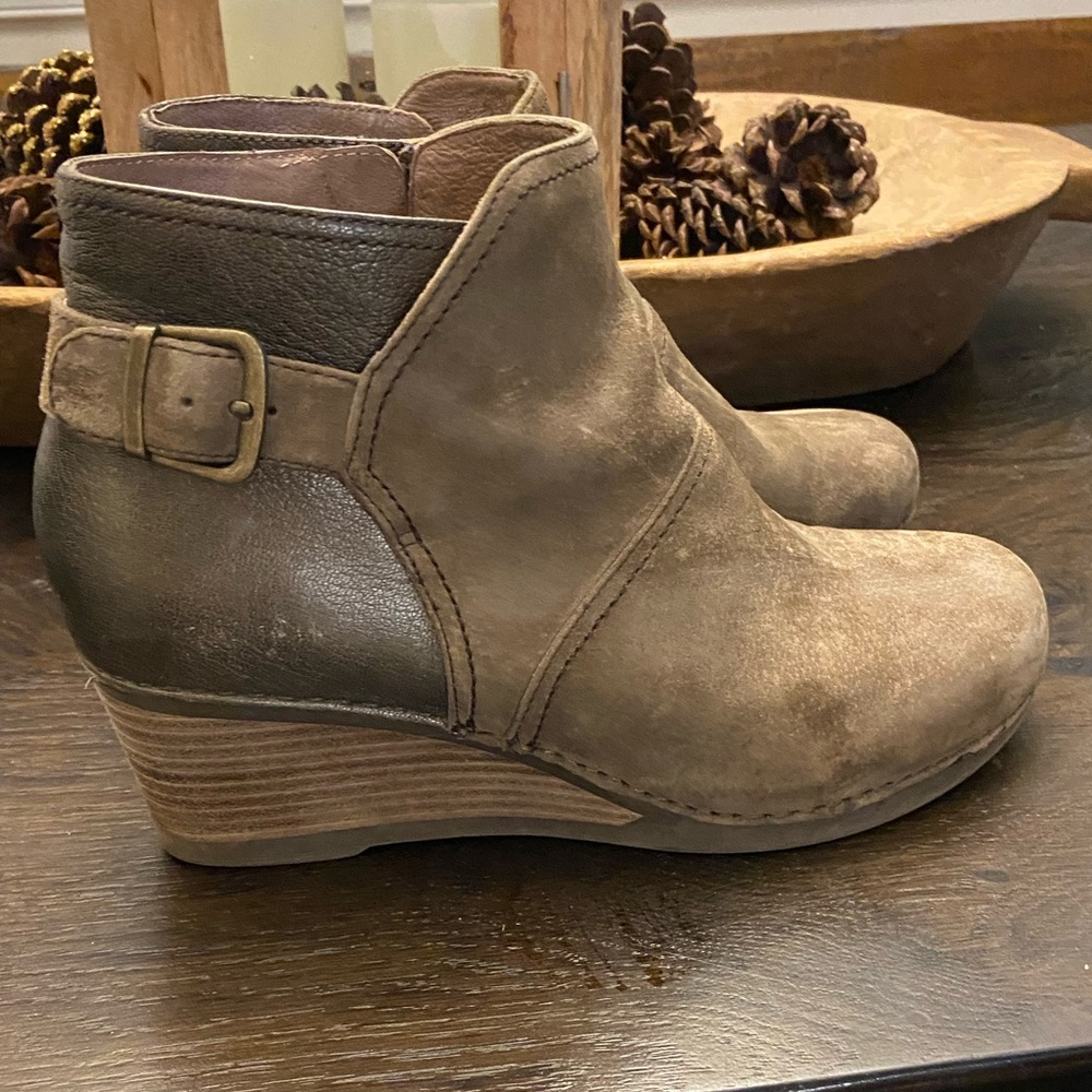 Dansko Shirley Wedge 41 taupe metallic bootie